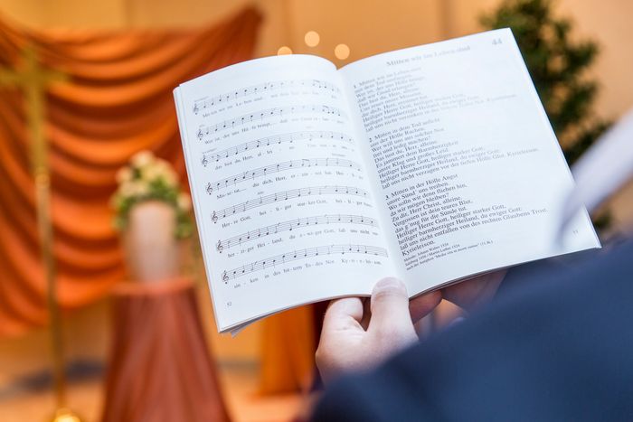 Gesangsbuch bei einer Trauerfeier von Dieckmann Bestattungen