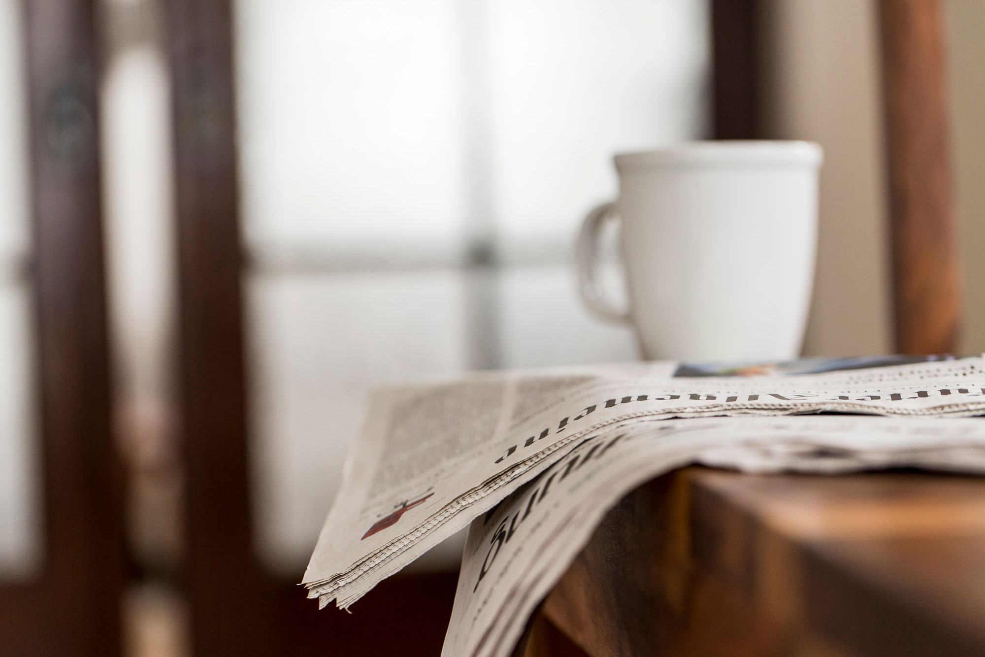 Tageszeitung mit Kaffeetasse